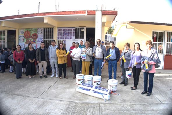 Entrega de pintura, impermeabilizante, rodillos y brochas para el mantenimiento y mejora de las instalaciones de las Escuelas