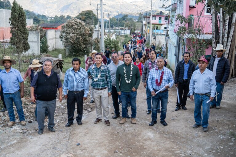 BANDERAZO DE OBRA DE PAVIMENTO CON CONCRETO HIDRÁULICO EN LA CALLE DEFENSORES DE LA REPÚBLICA EN LA JUNTA AUXILIAR DE COMALTEPEC