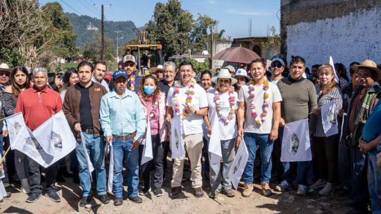 BANDERAZO DE OBRA EN LA CALLE CRUZTITAN DE LA JUNTA AUXILIAR DE XALACAPAN