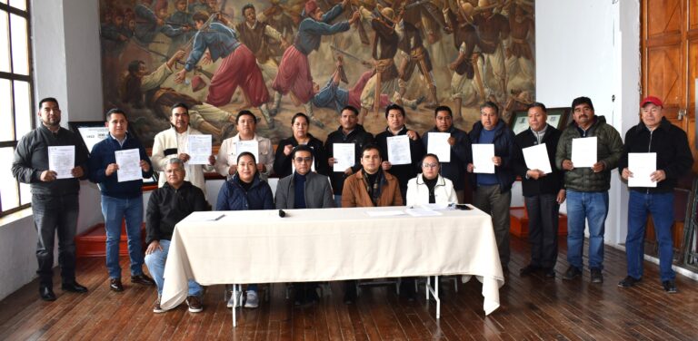 Entrega de constancias de aceptación para participar como candidatos en la elecciones de las Juntas Auxiliares