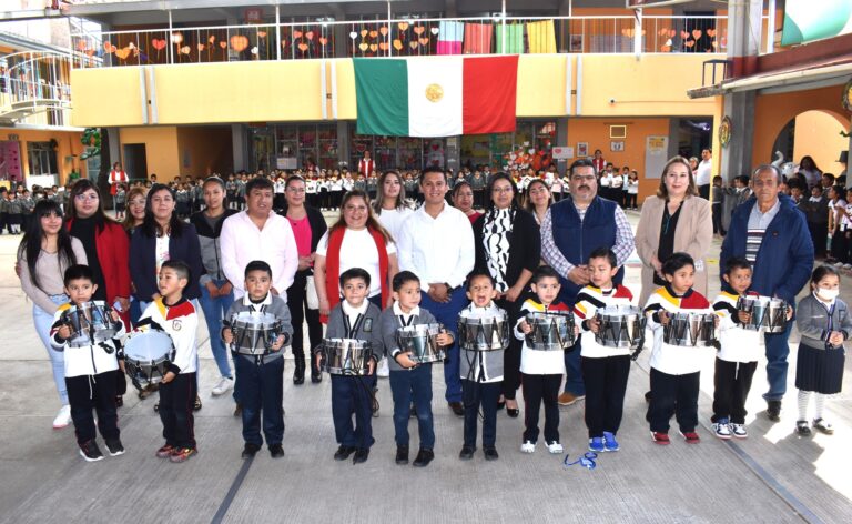 Margarito Rojas Parra entrega tambores a la Banda de Guerra del Jardín de Niños «Zacapoaxtla»