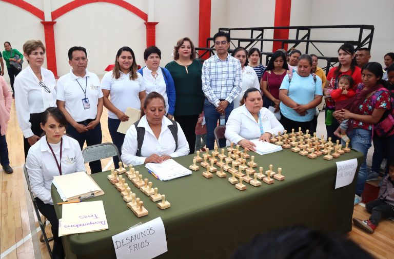 El DIF Zacapoaxtla 2024-2027 realizó la entrega de sellos de acreditación a los Centros Alimentarios que forman parte del Programa de desayunos calientes.