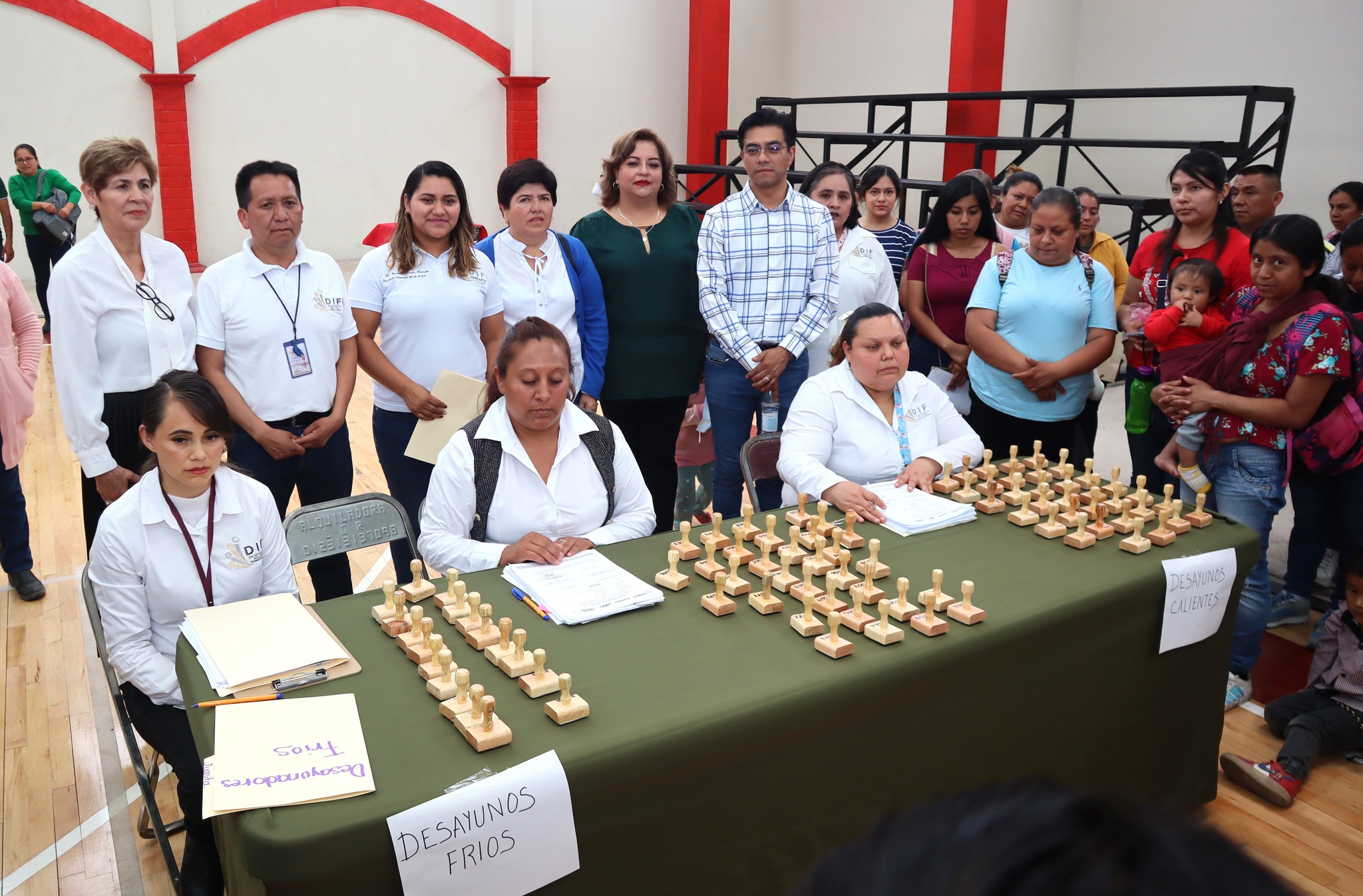 El DIF Zacapoaxtla 2024-2027 realizó la entrega de sellos de acreditación a los Centros Alimentarios que forman parte del Programa de desayunos calientes.