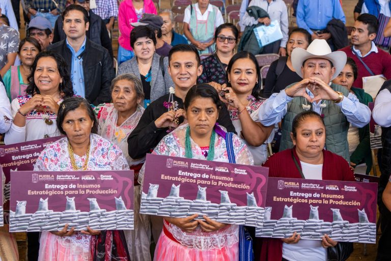 Entrega de Insumos Estratégicos para el Campo por parte de la Secretaria de Desarrollo Rural Puebla Ana Laura Altamirano.
