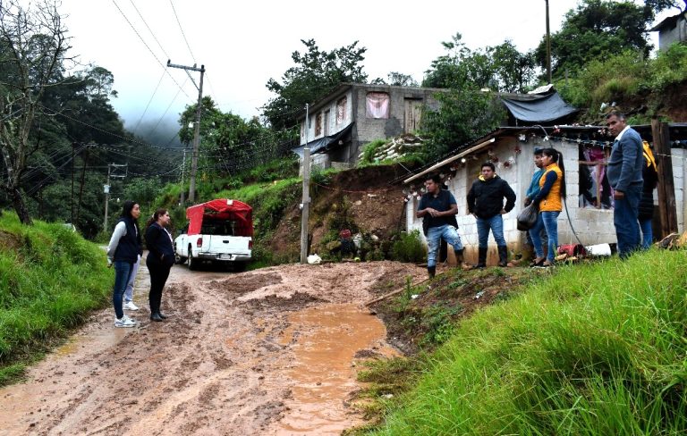 DIF Zacapoaxtla 2024-2027 y autoridades de las comunidades, habilitaron dos refugios temporales en Comaltepec y Tatoxcac.